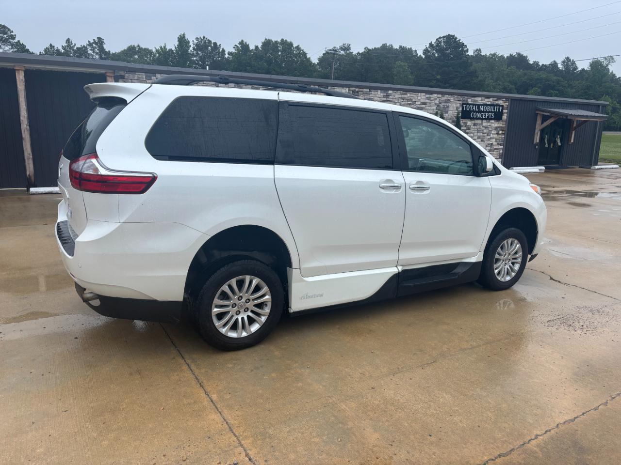 Toyota Sienna XLE FWD 8-Passenger V6 2016