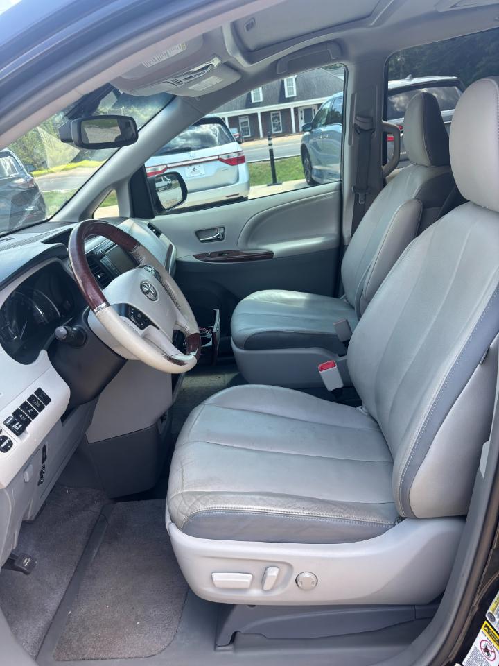 Toyota Sienna XLE FWD 8-Passenger V6 2014