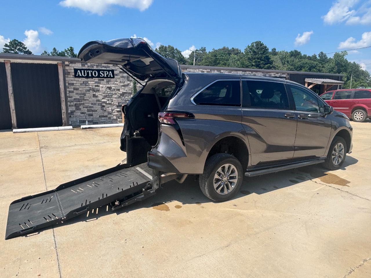 Toyota Sienna LE 8-Passenger 2024