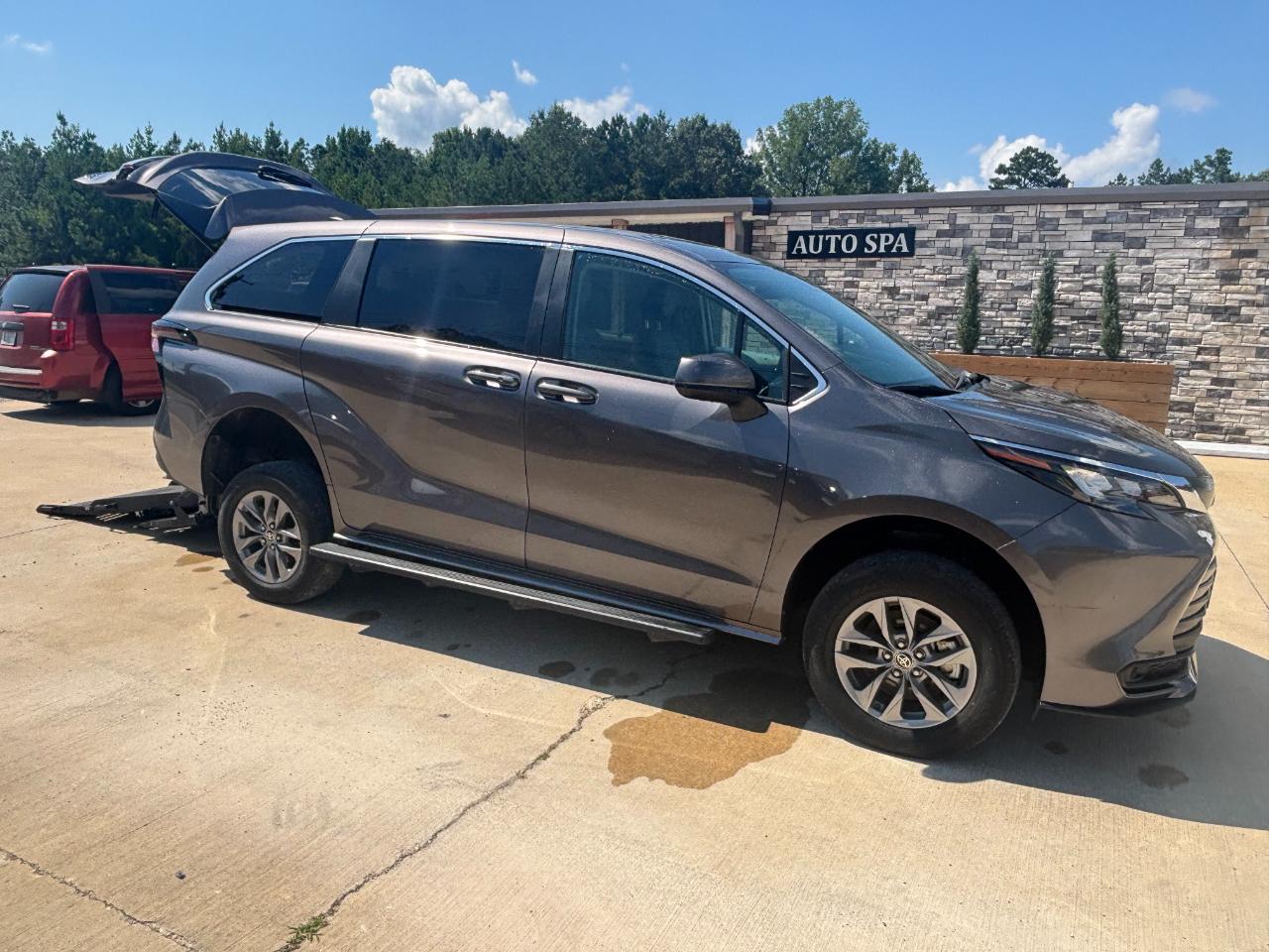 Toyota Sienna LE 8-Passenger 2024