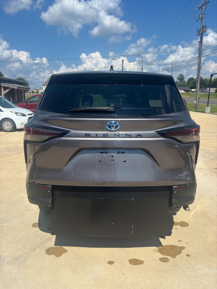 Toyota Sienna LE 8-Passenger 2024