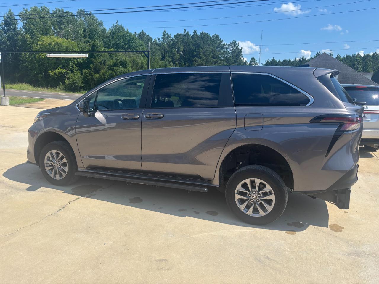 Toyota Sienna LE 8-Passenger 2024