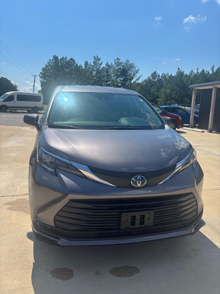 Toyota Sienna LE 8-Passenger 2024