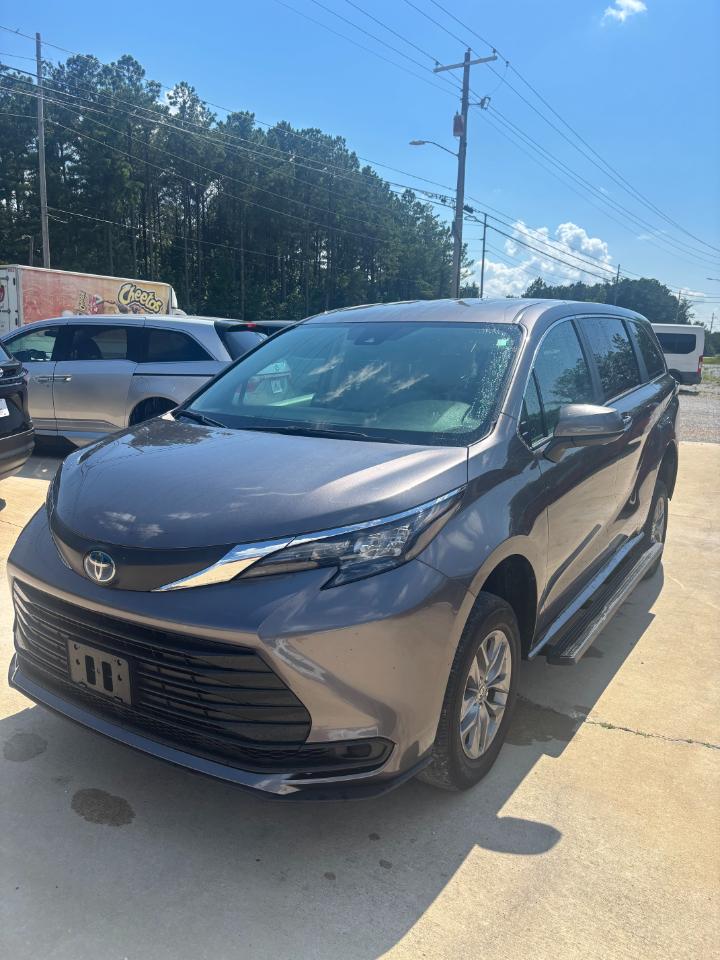 Toyota Sienna LE 8-Passenger 2024