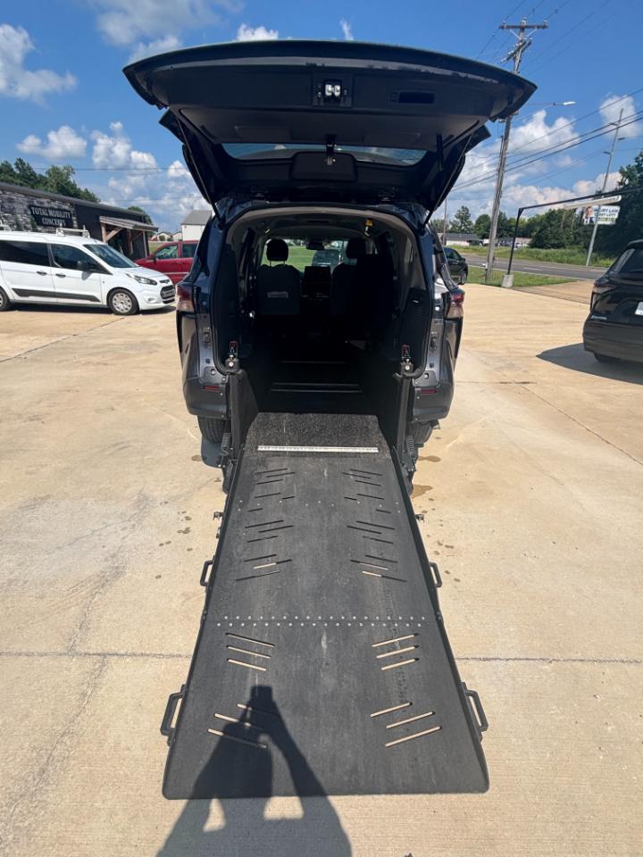 Toyota Sienna LE 8-Passenger 2024