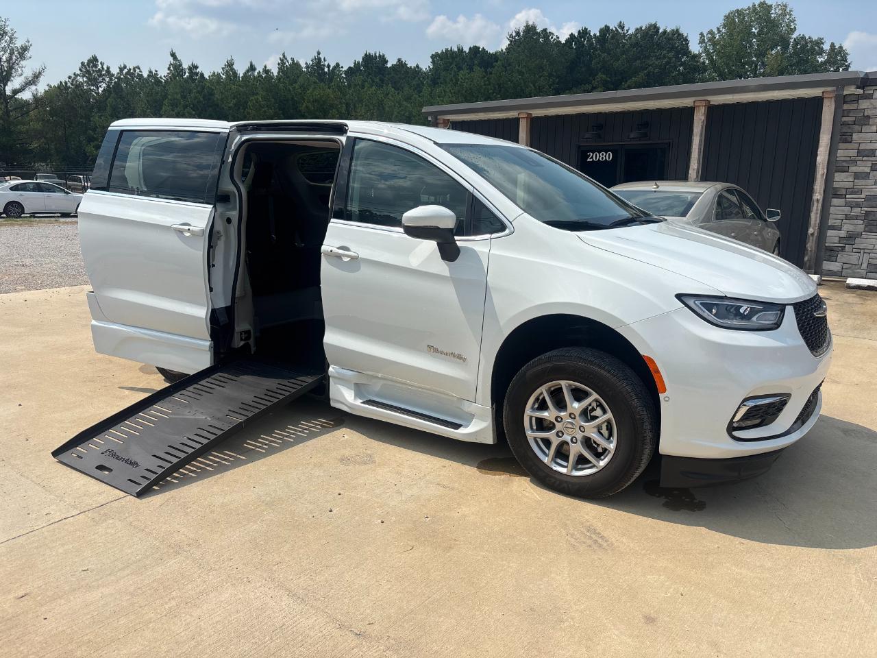 Chrysler Pacifica Touring L 2023