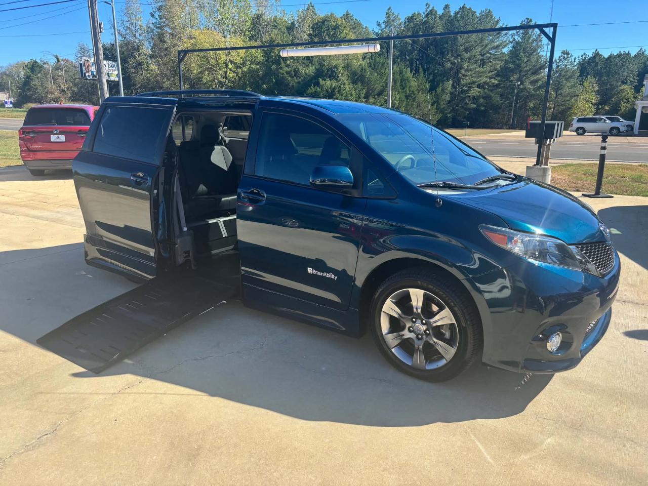 Toyota Sienna Base V6 2011