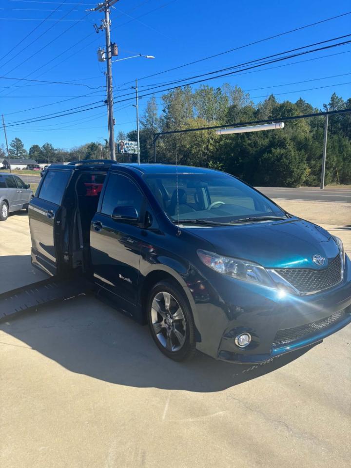 Toyota Sienna Base V6 2011