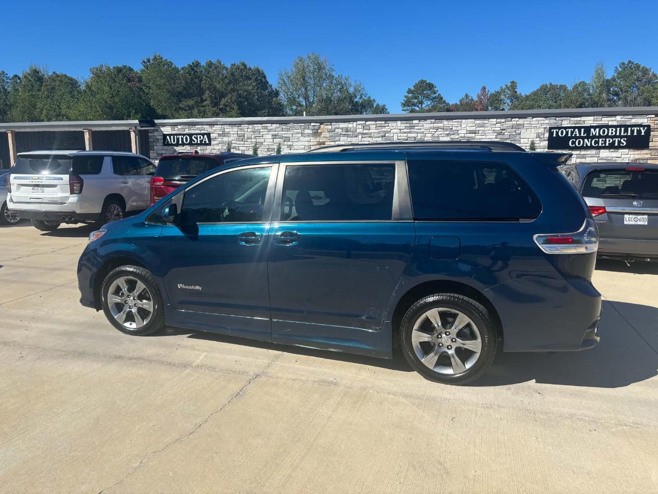 Toyota Sienna Base V6 2011