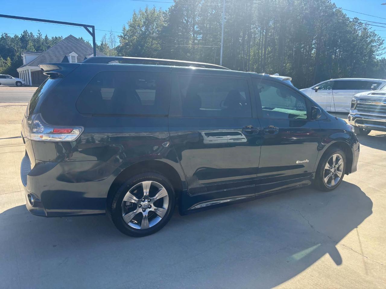 Toyota Sienna Base V6 2011