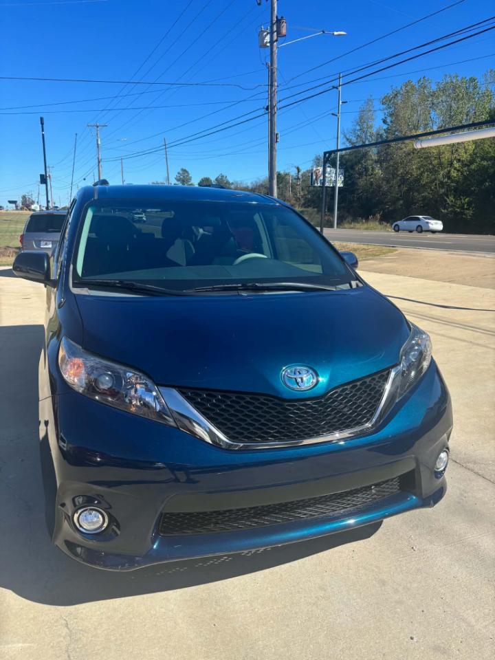 Toyota Sienna Base V6 2011