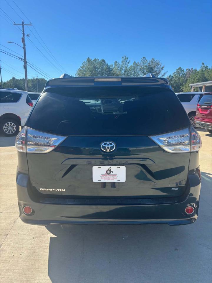 Toyota Sienna Base V6 2011