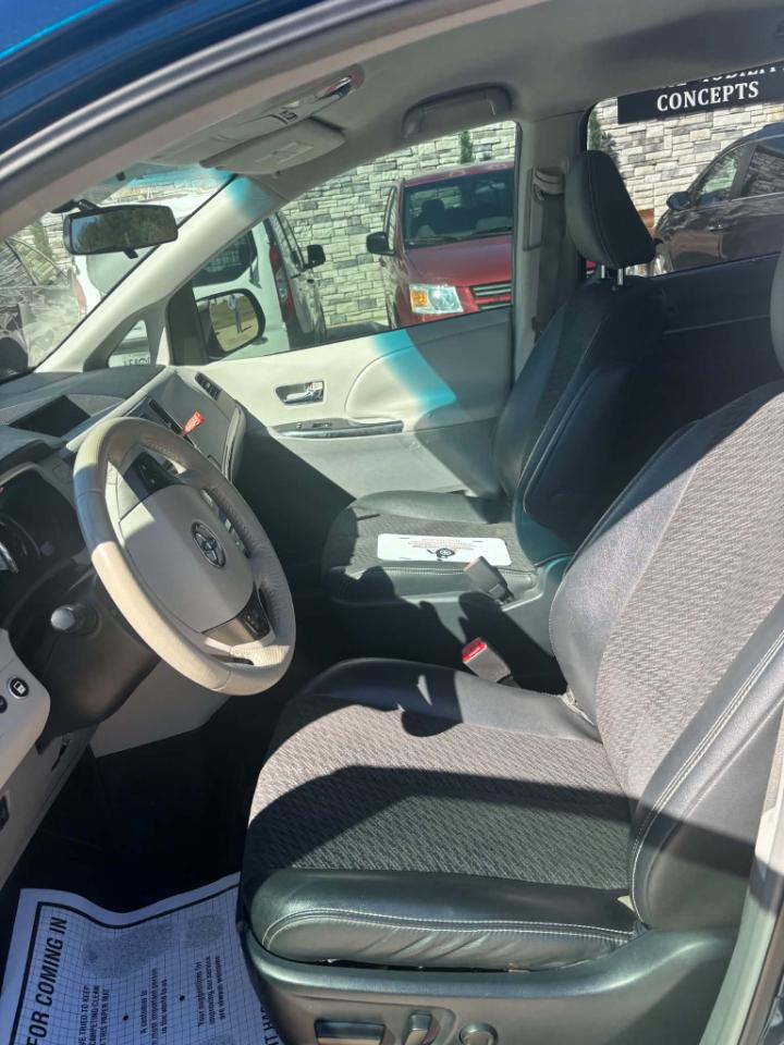 Toyota Sienna Base V6 2011