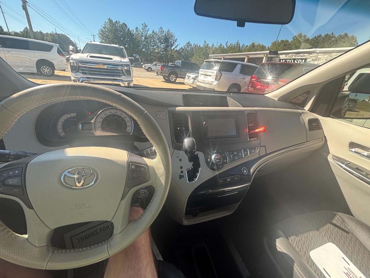 Toyota Sienna Base V6 2011