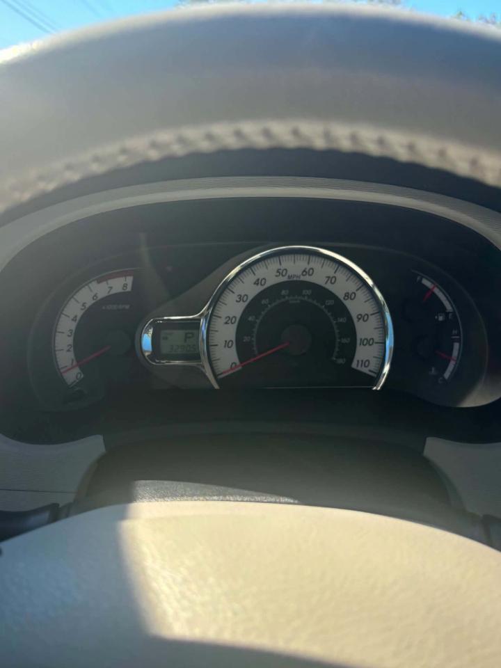 Toyota Sienna Base V6 2011