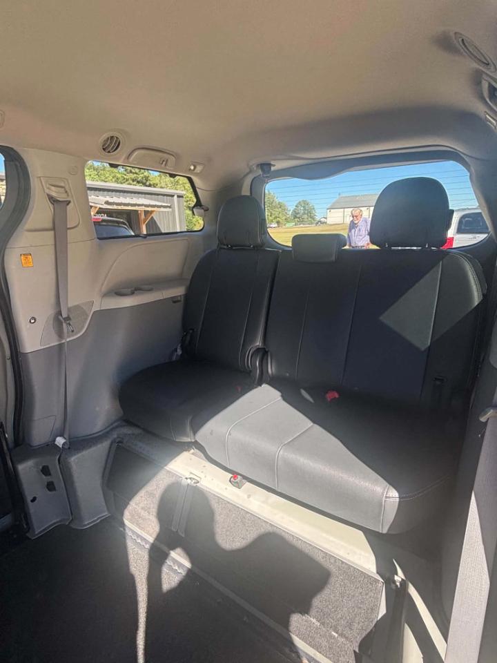 Toyota Sienna Base V6 2011