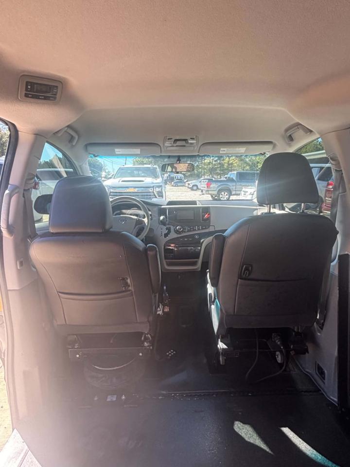 Toyota Sienna Base V6 2011