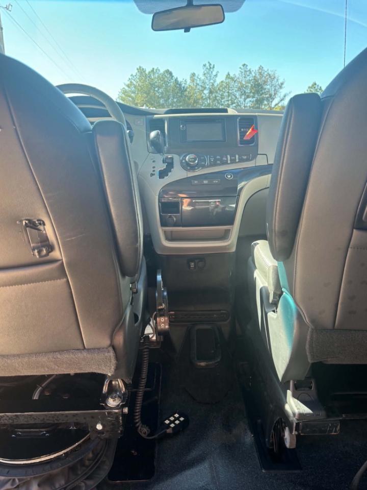 Toyota Sienna Base V6 2011