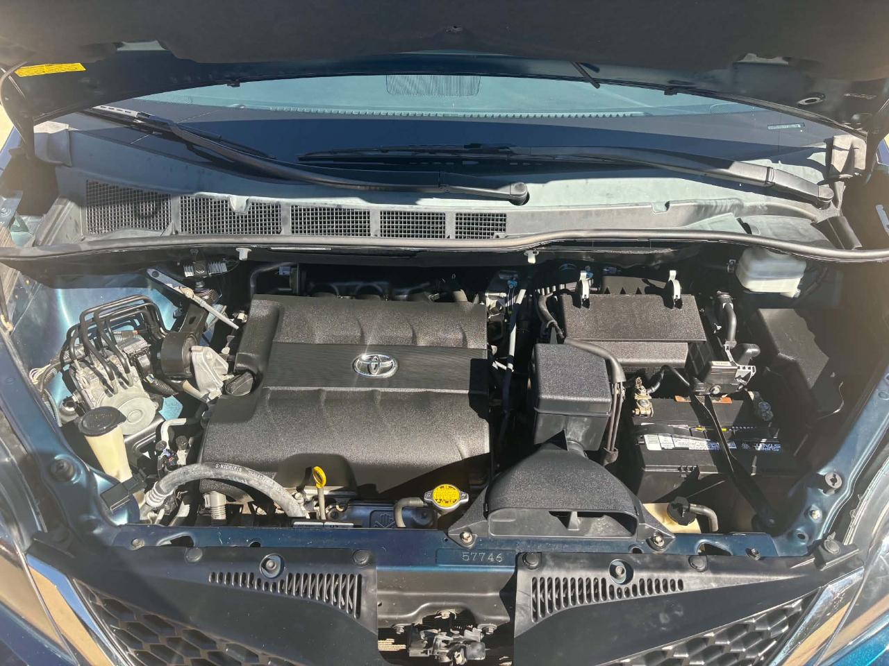 Toyota Sienna Base V6 2011