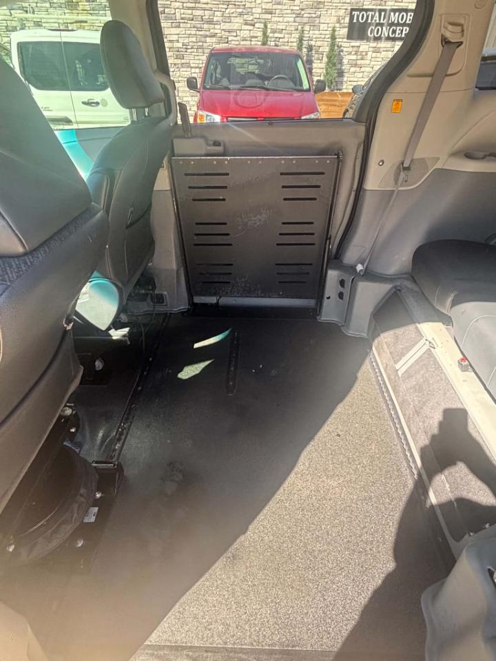 Toyota Sienna Base V6 2011
