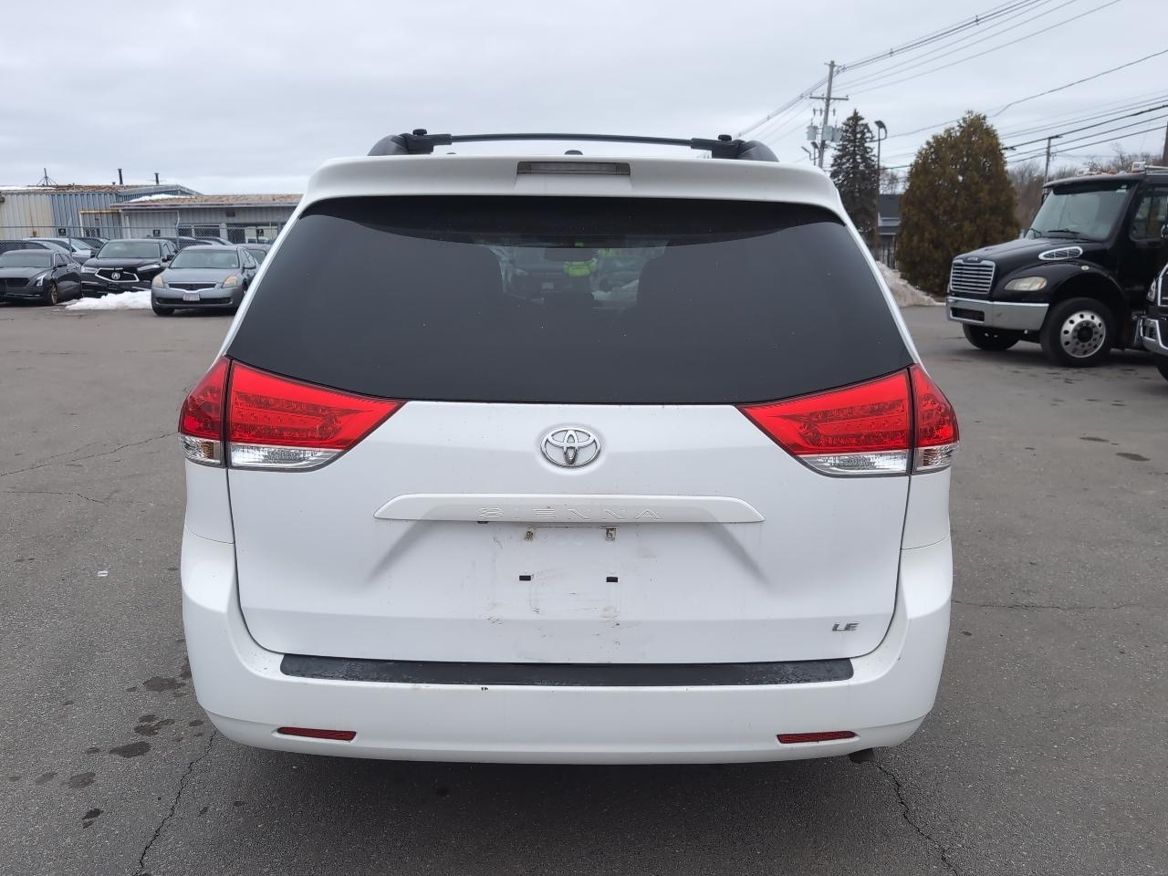 Toyota Sienna LE FWD 8-Passenger V6 2013