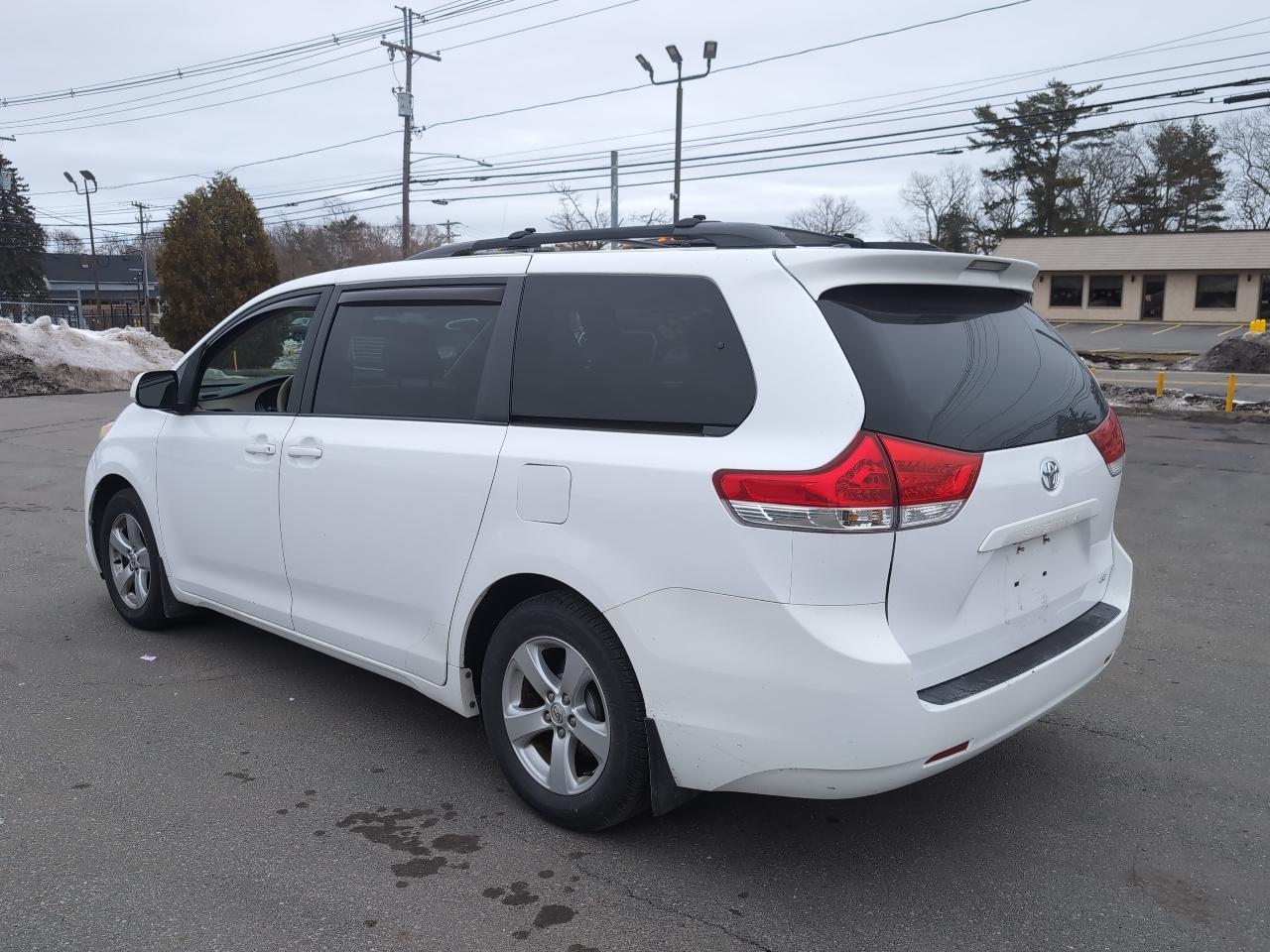Toyota Sienna LE FWD 8-Passenger V6 2013