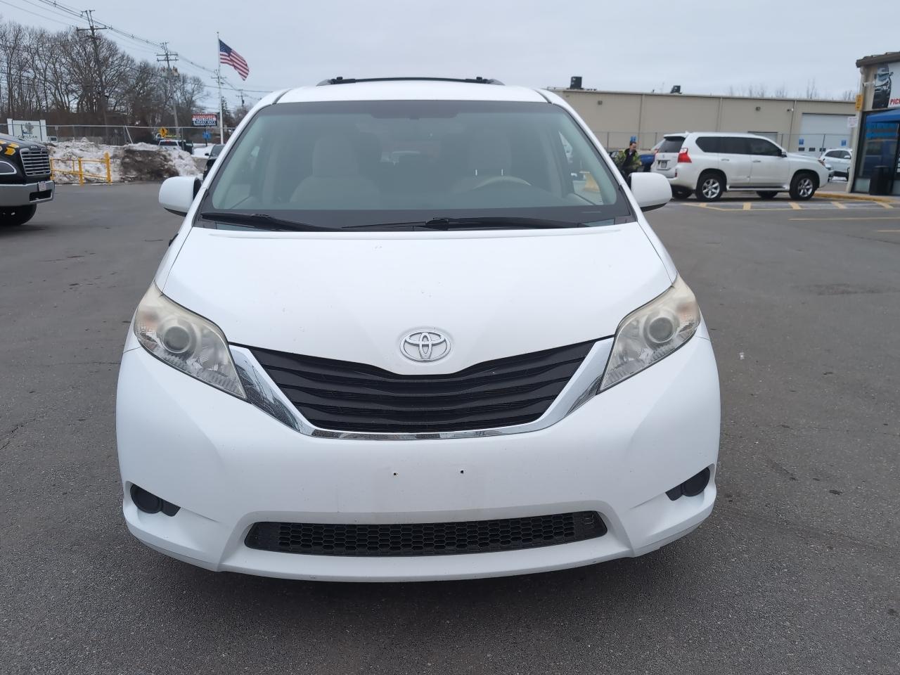 Toyota Sienna LE FWD 8-Passenger V6 2013