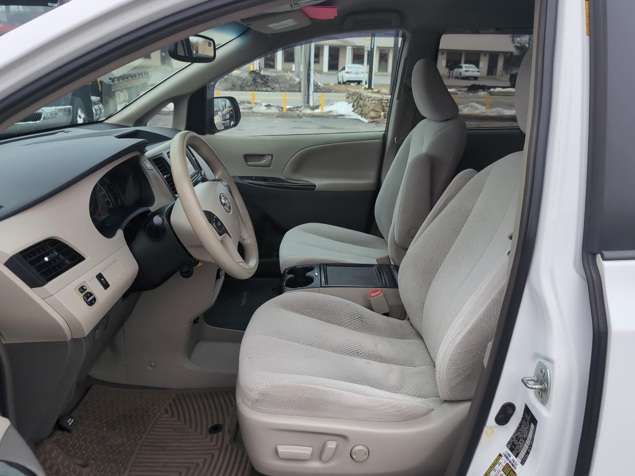 Toyota Sienna LE FWD 8-Passenger V6 2013