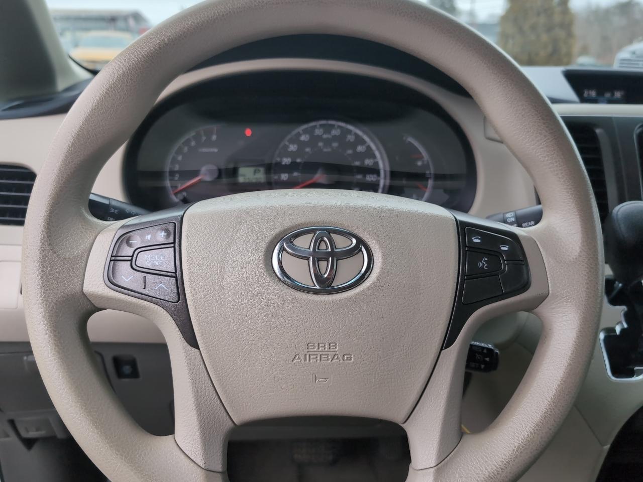 Toyota Sienna LE FWD 8-Passenger V6 2013