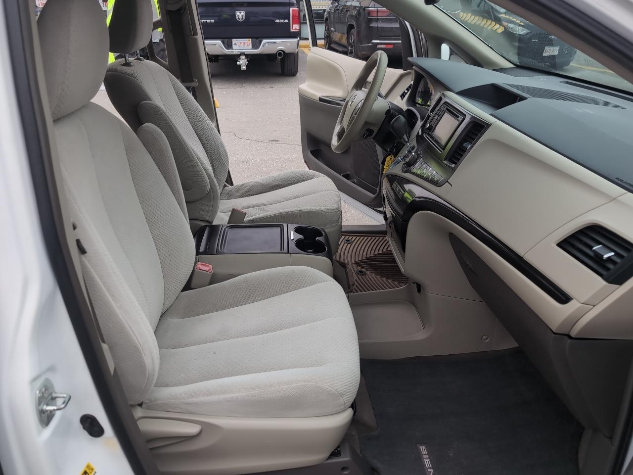 Toyota Sienna LE FWD 8-Passenger V6 2013
