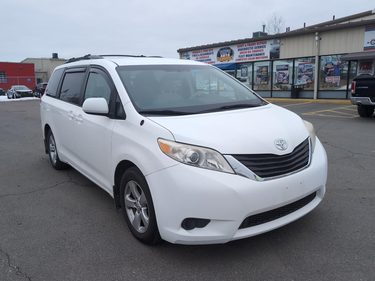 Toyota Sienna LE FWD 8-Passenger V6 2013