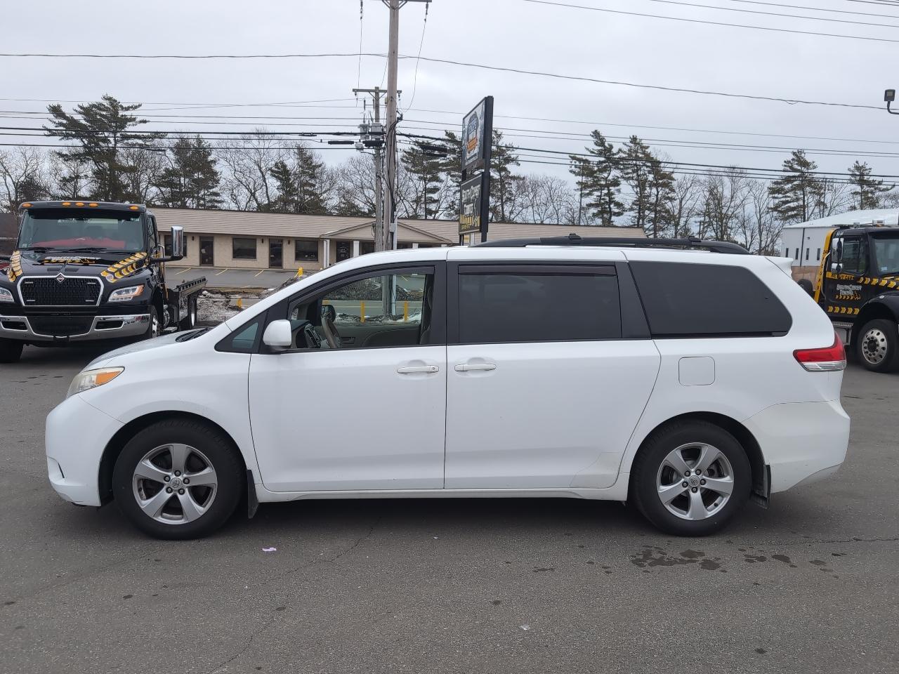 Toyota Sienna LE FWD 8-Passenger V6 2013