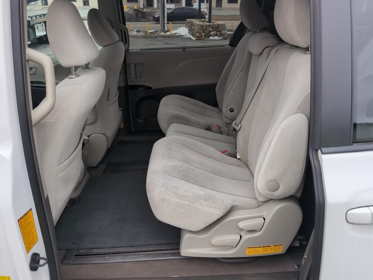 Toyota Sienna LE FWD 8-Passenger V6 2013
