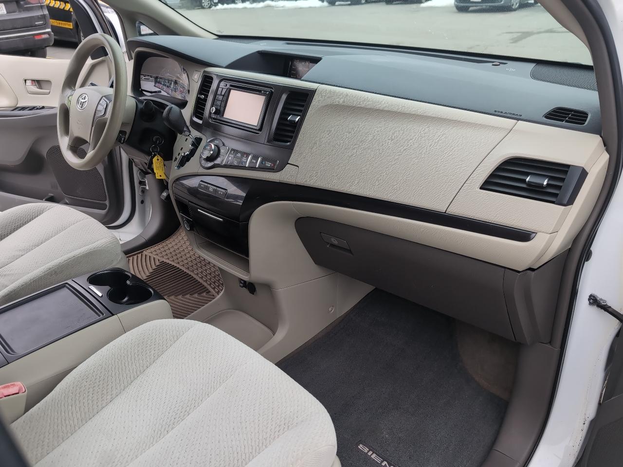 Toyota Sienna LE FWD 8-Passenger V6 2013