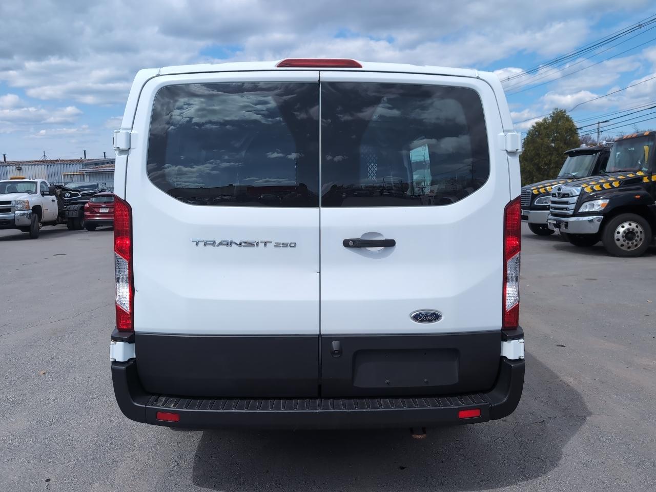 Ford Transit 250 Van Low Roof w/Sliding Pass. 130-in. WB 2019