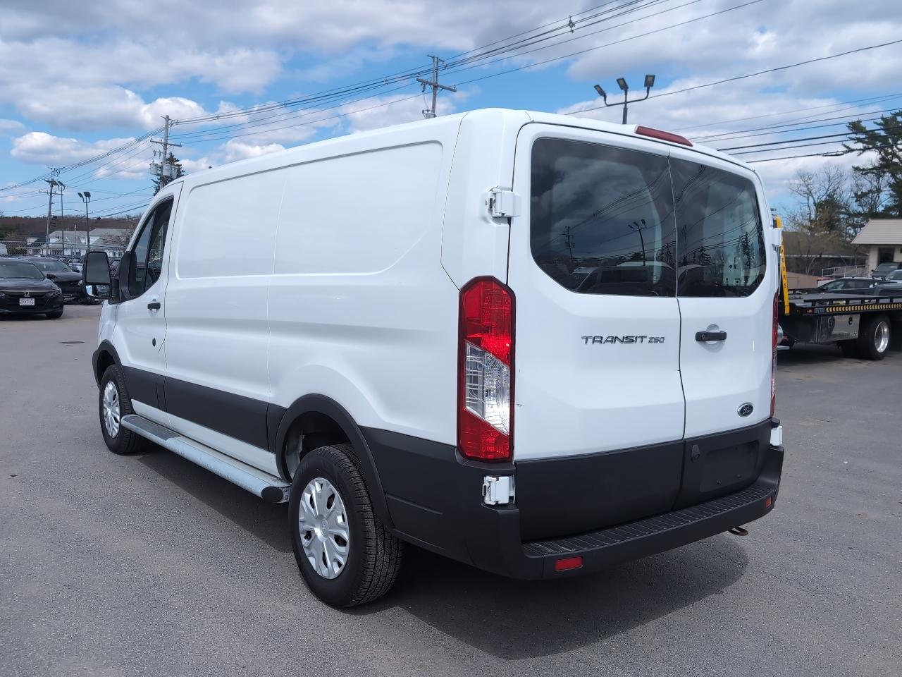 Ford Transit 250 Van Low Roof w/Sliding Pass. 130-in. WB 2019