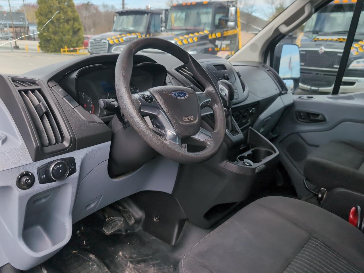 Ford Transit 250 Van Low Roof w/Sliding Pass. 130-in. WB 2019