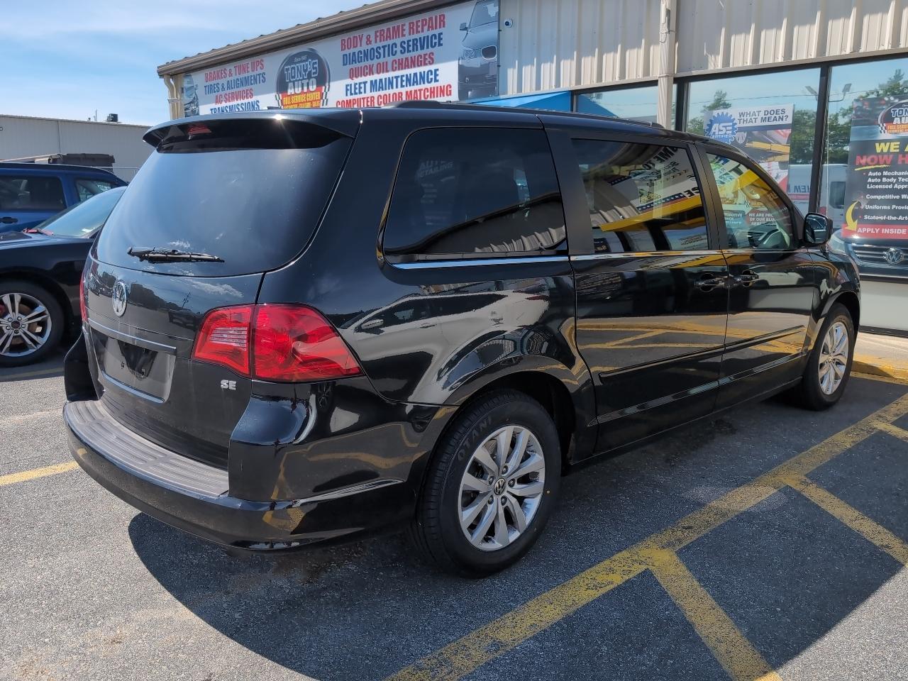 Volkswagen Routan SE 2012