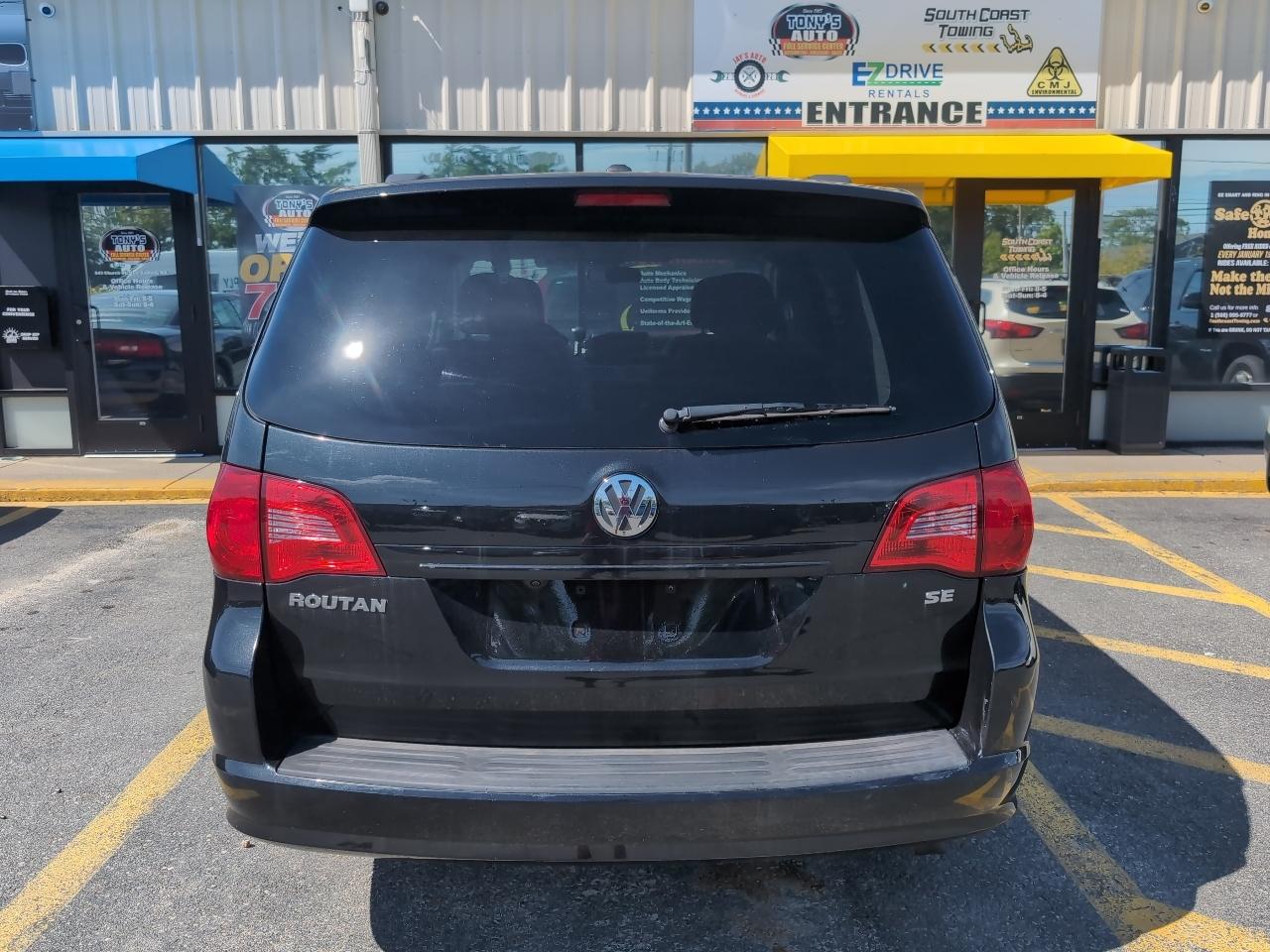 Volkswagen Routan SE 2012