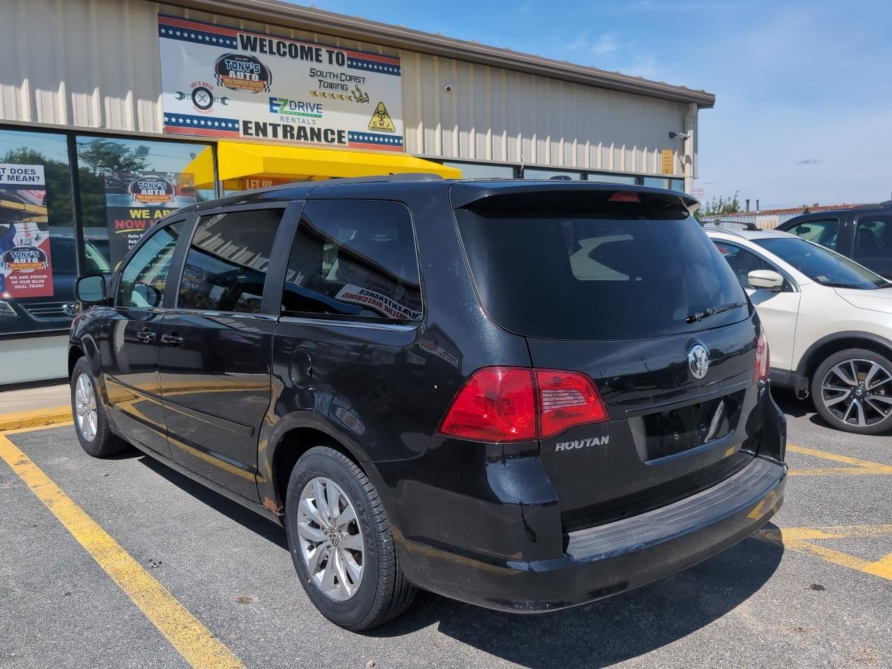 Volkswagen Routan SE 2012