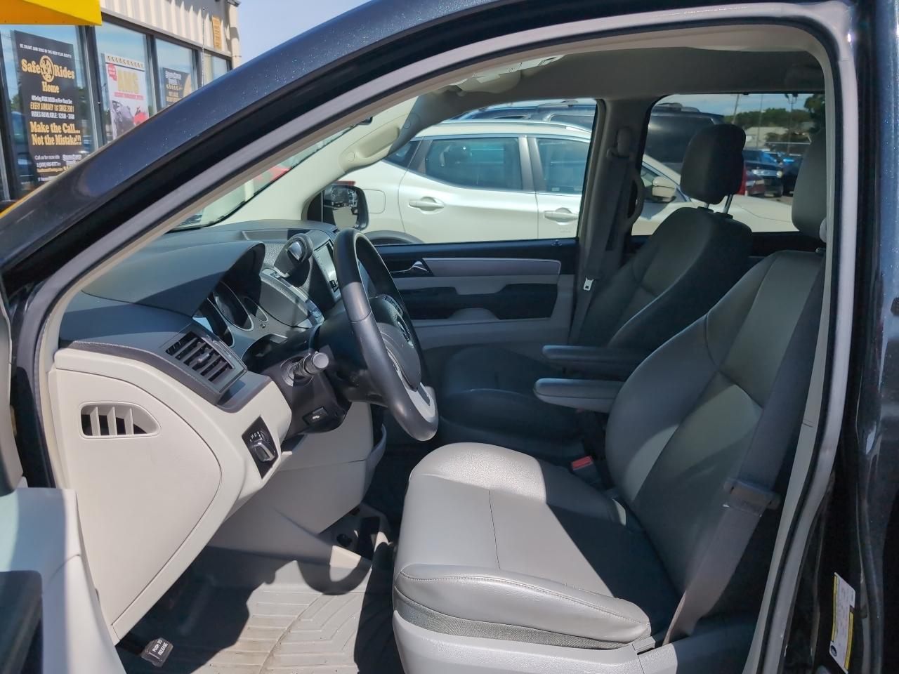 Volkswagen Routan SE 2012