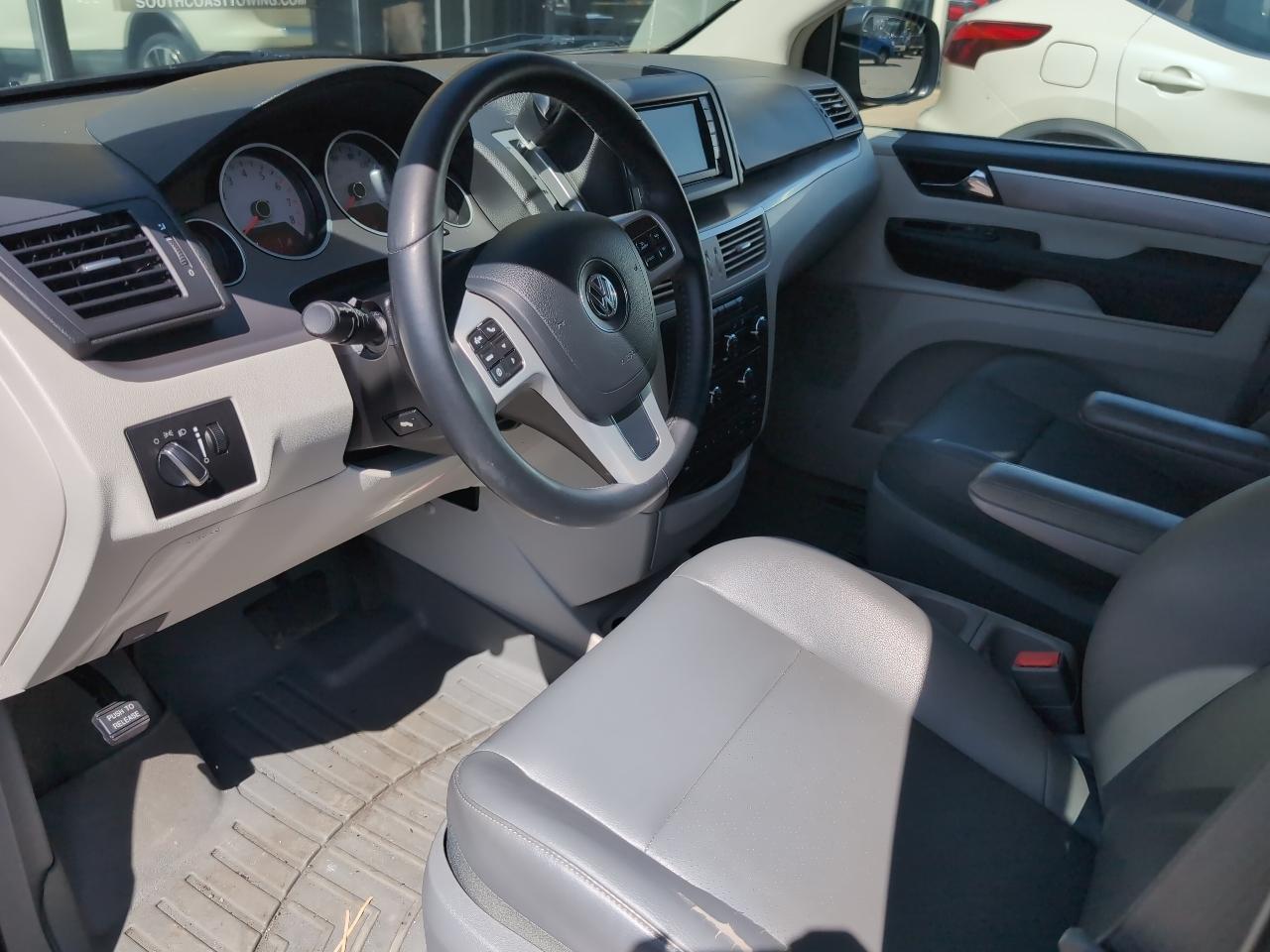 Volkswagen Routan SE 2012