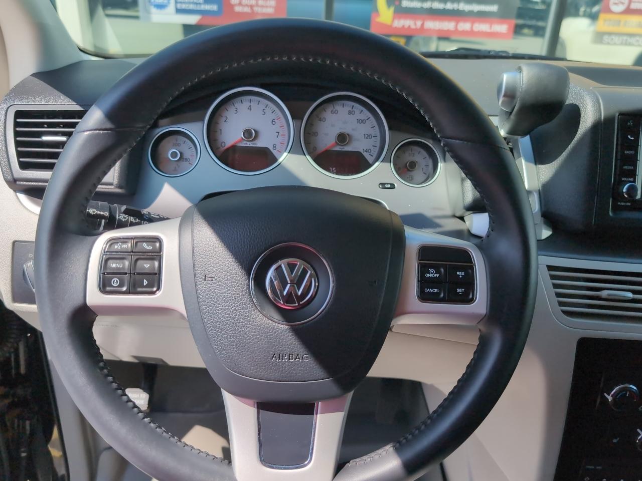 Volkswagen Routan SE 2012
