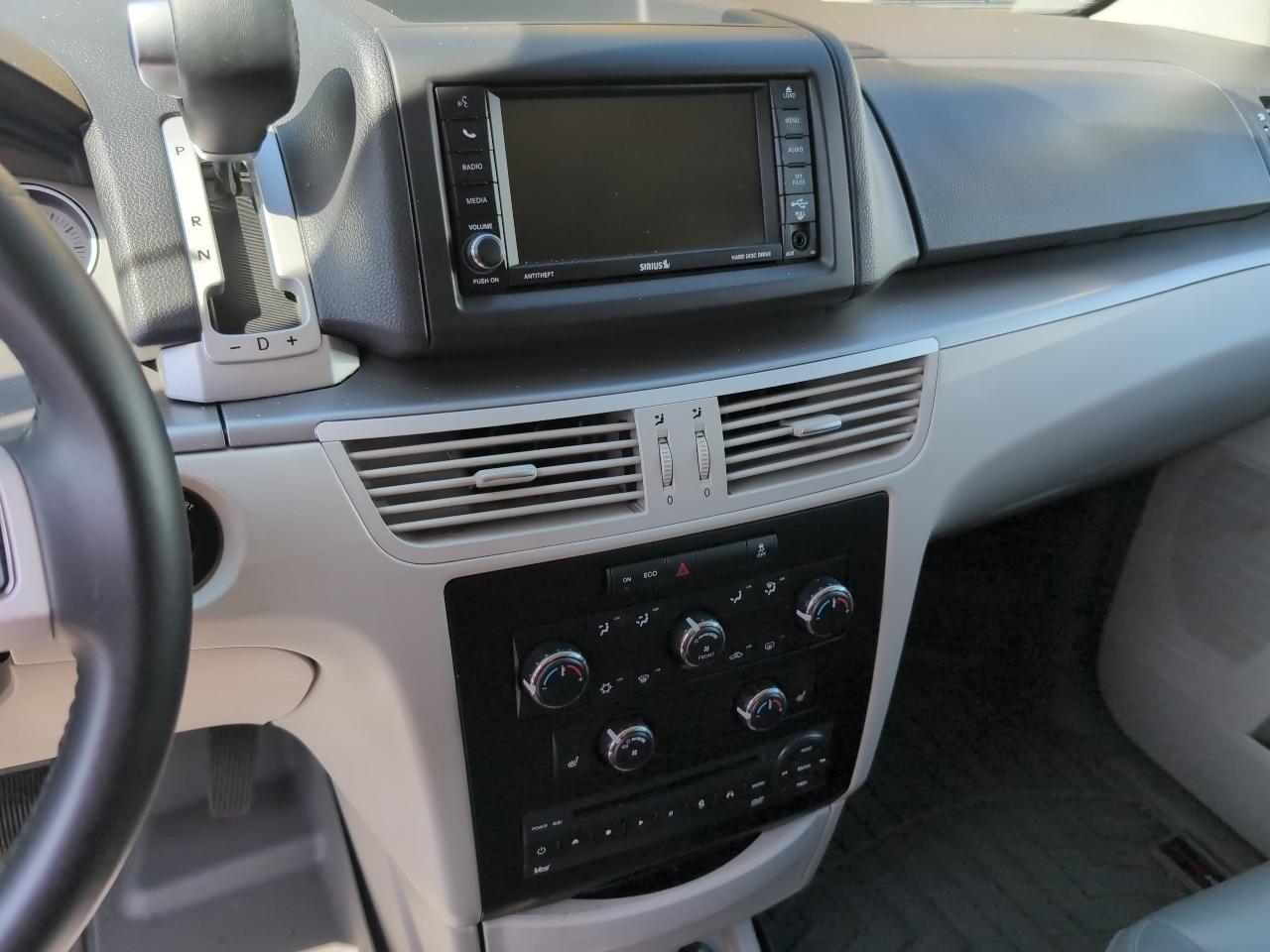 Volkswagen Routan SE 2012