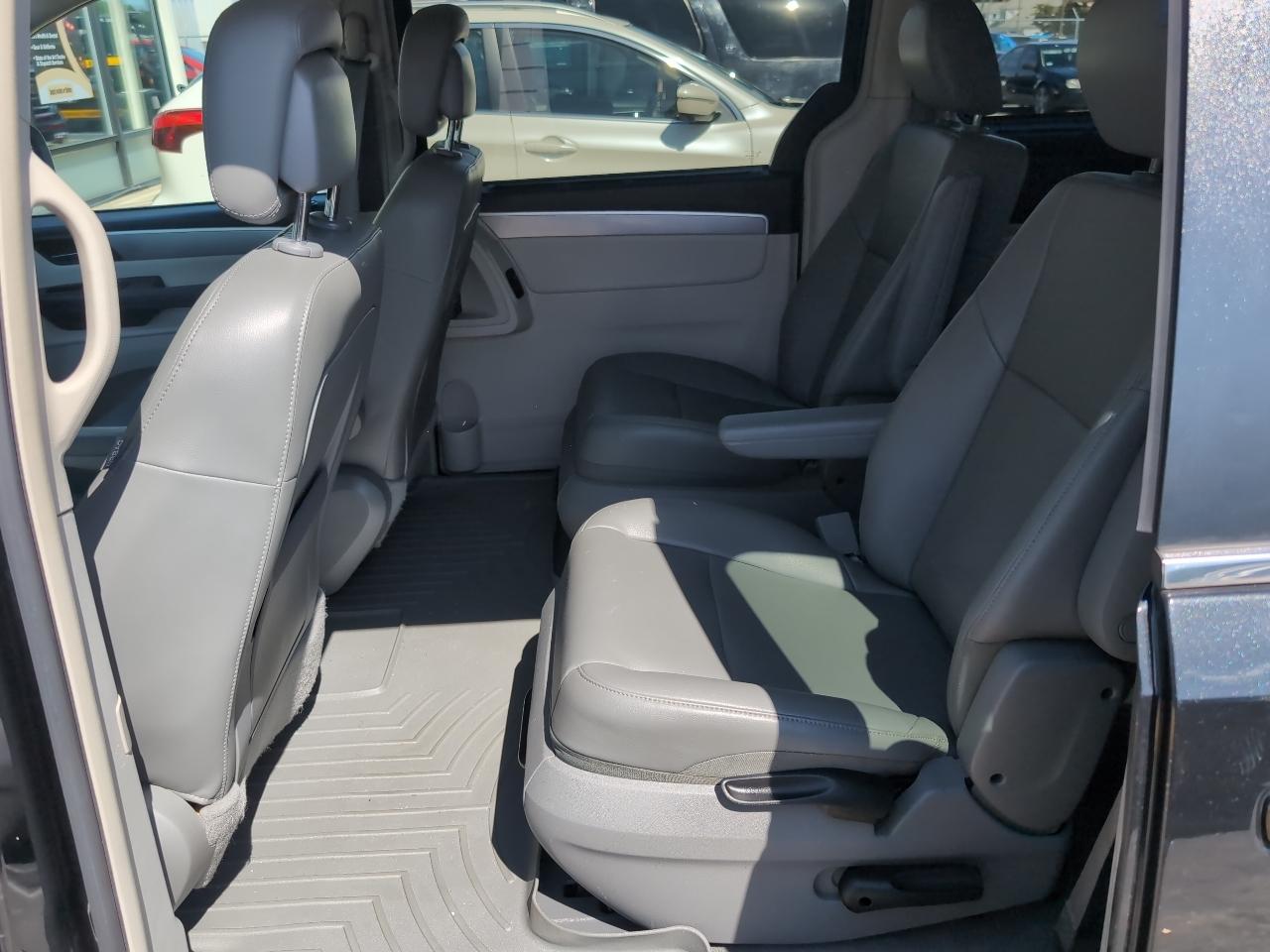 Volkswagen Routan SE 2012