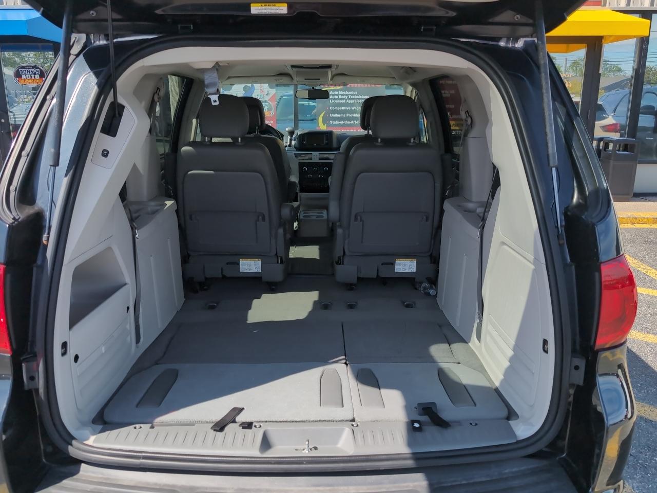 Volkswagen Routan SE 2012