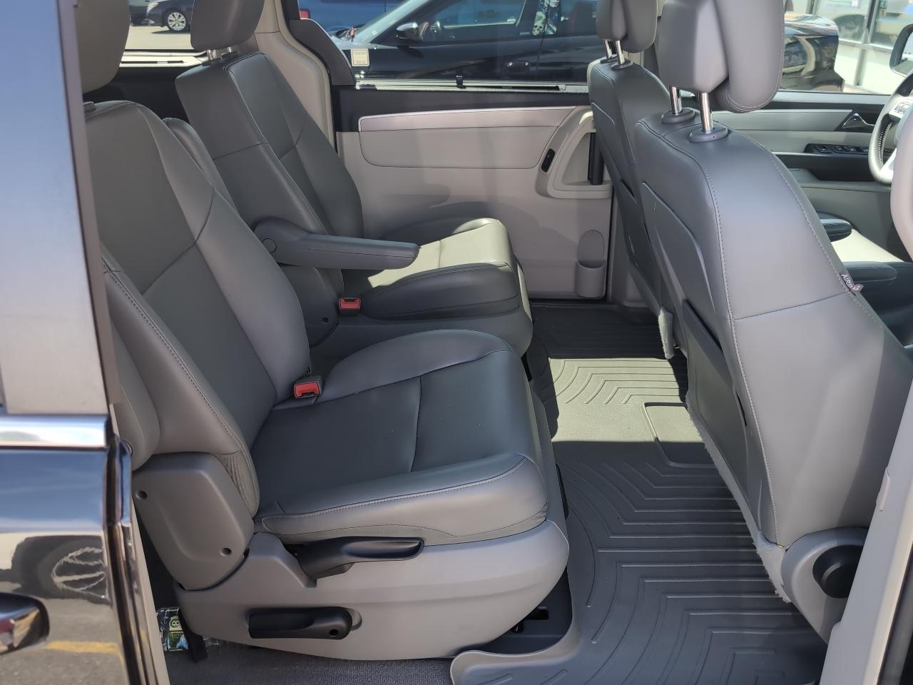 Volkswagen Routan SE 2012