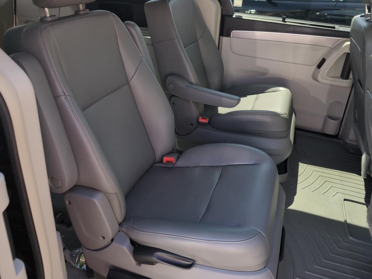 Volkswagen Routan SE 2012