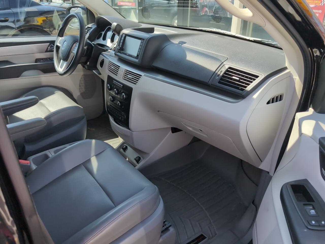Volkswagen Routan SE 2012