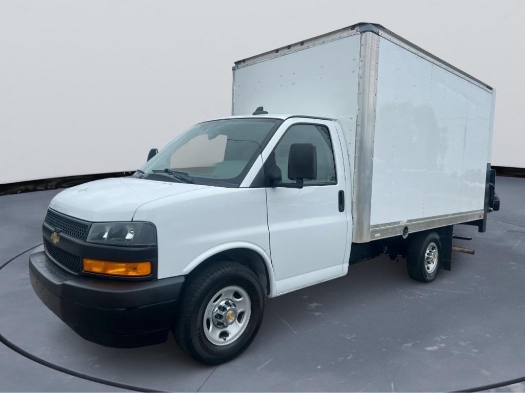 White 2019 Chevrolet Express Chassis 3500 139 Cutaway RWD Van Rear-Wheel Drive Automatic